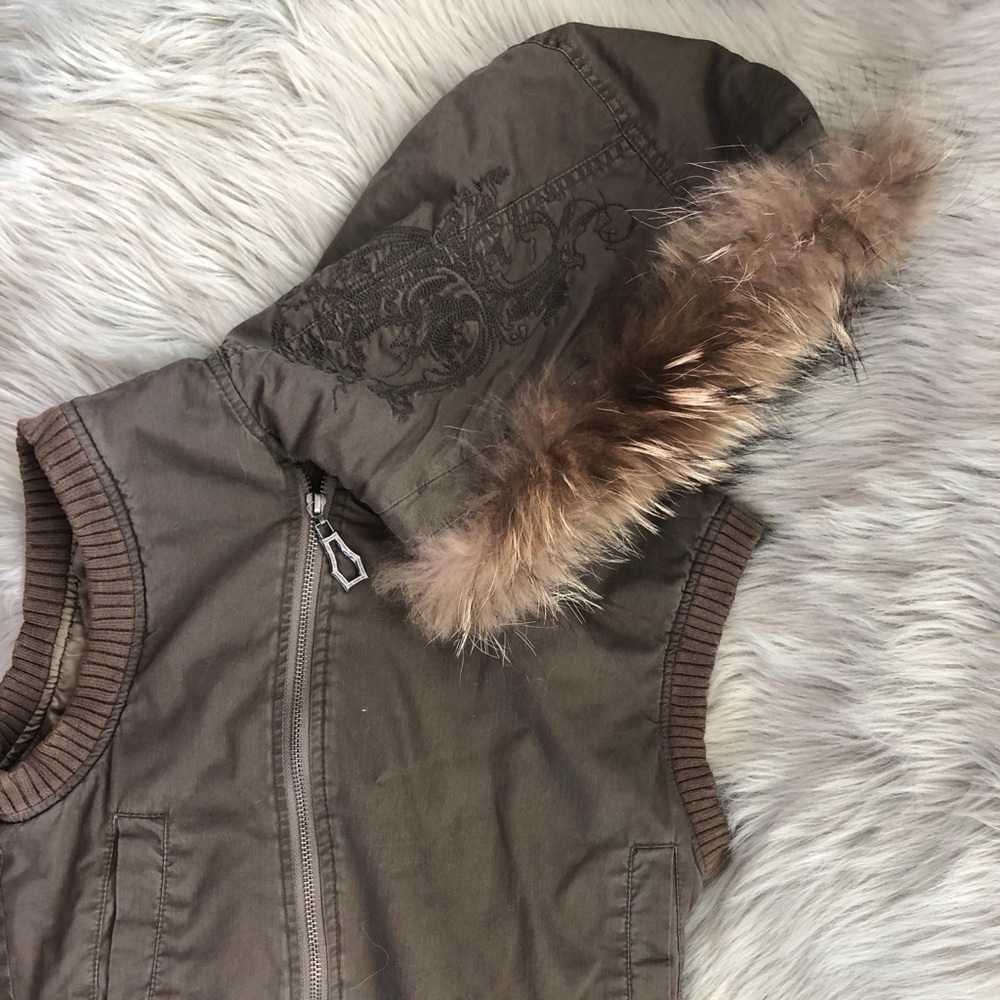 Monarchy Vest with Fur Trimmed hood - Picture 3 of 10
